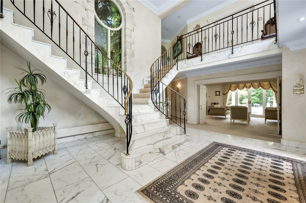 Property photo 3 of 15 Entrance Hall