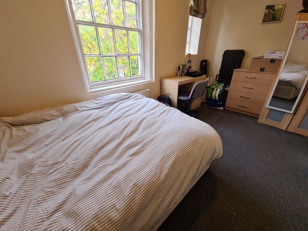 Property photo 3 of 22 A Cozy Double Bedroom Featuring A Comfortable Doub...