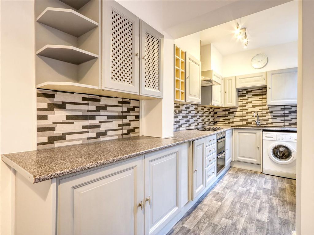 Property photo 3 of 10 Kitchen