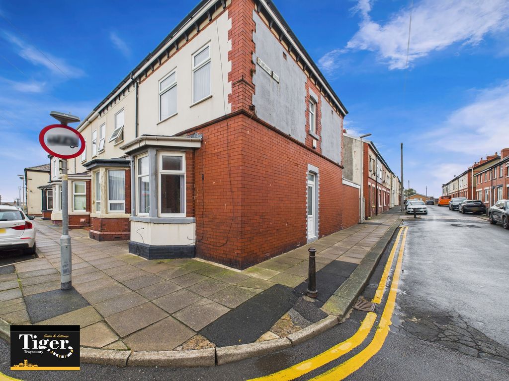 Property photo 1 of 17 Cam03440G0-Pr0410-Still015