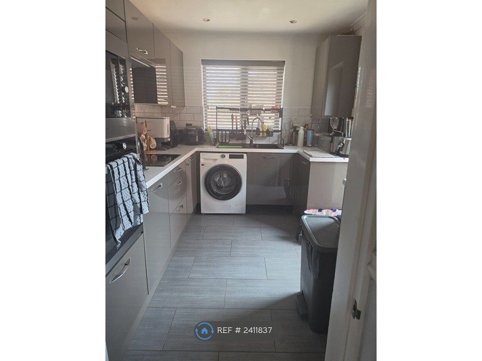 Property photo 1 of 12 Premium Share Kitchen