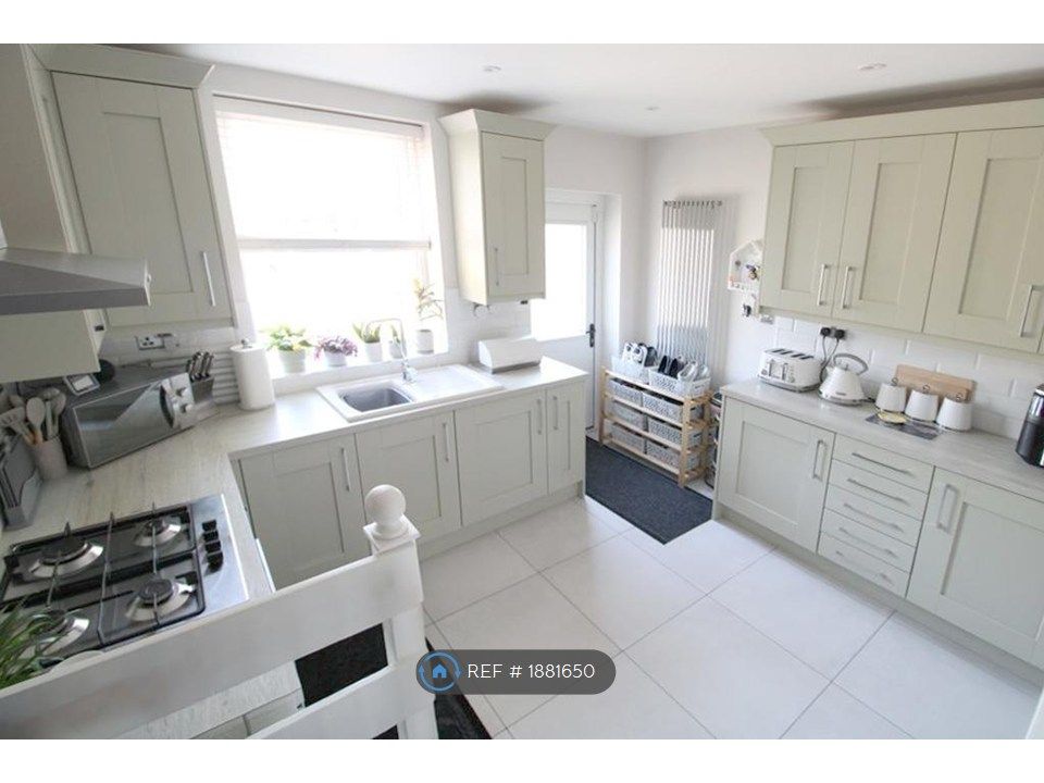 Property photo 2 of 12 Kitchen