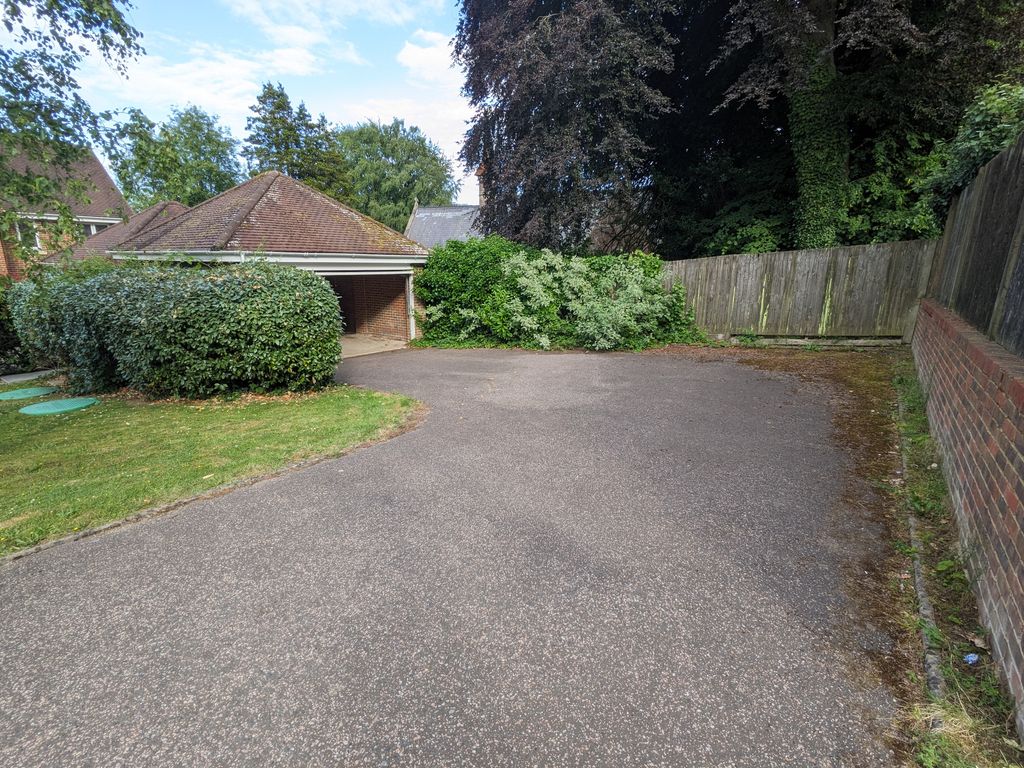 Property photo 2 of 20