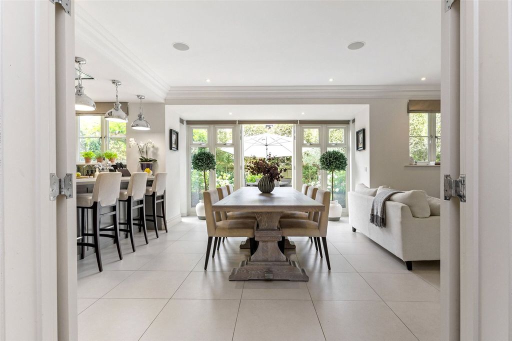 Property photo 3 of 37 Kitchen/Breakfast