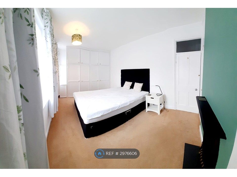 Property photo 1 of 6 Green Bedroom 1