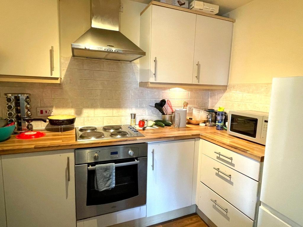 Property photo 3 of 10 Kitchen