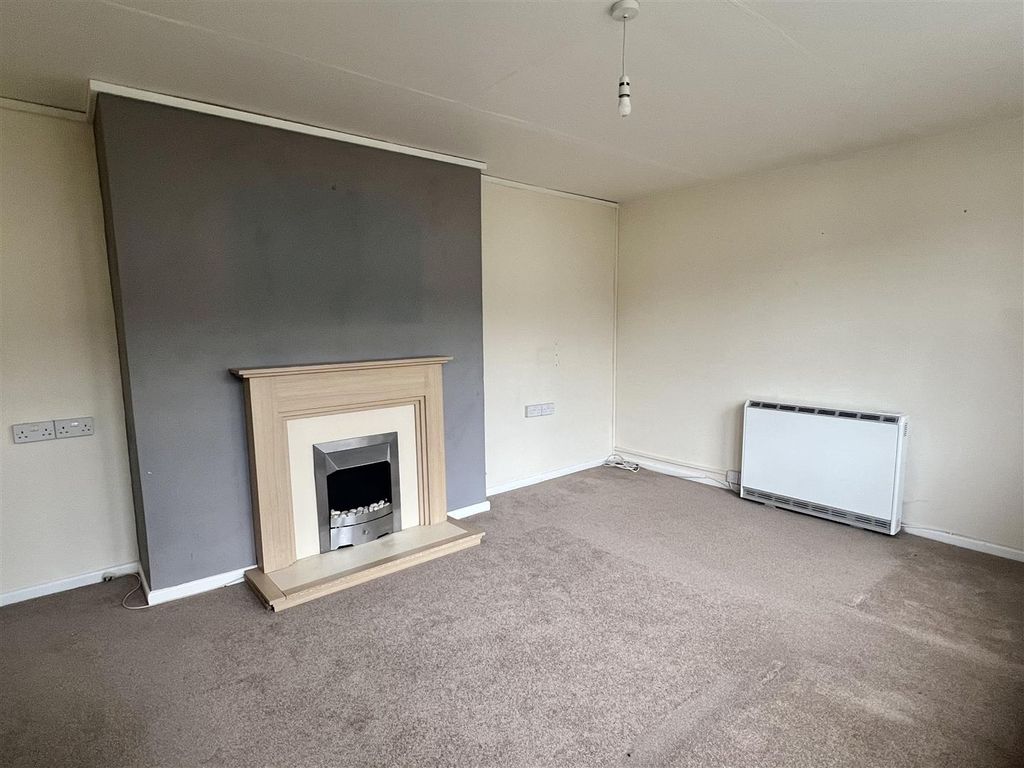 Property photo 3 of 13 Lounge