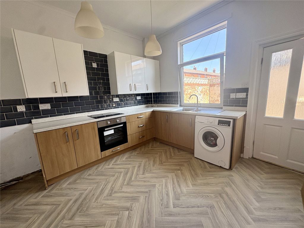 Property photo 3 of 7 Kitchen
