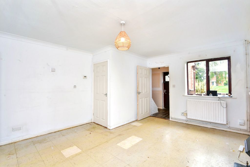 Property photo 3 of 15 228 Woodfield Avenue, Lincoln, Lincolnshire, Ln6 0Lt
