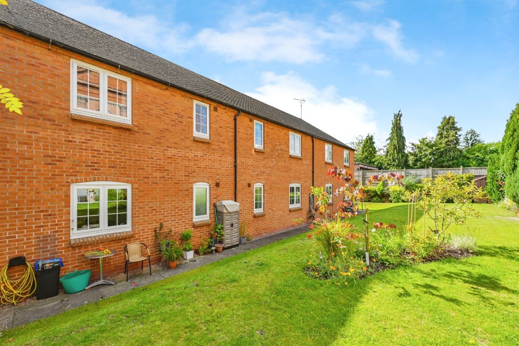 Property photo 2 of 14 Communal Gardens: