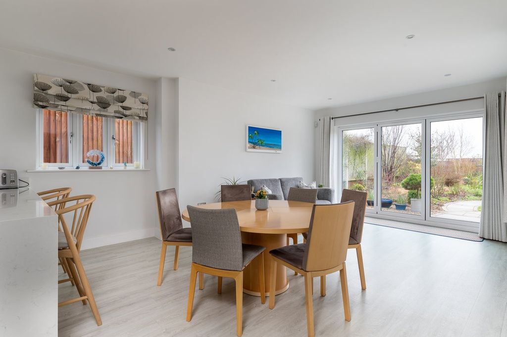 Property photo 2 of 34