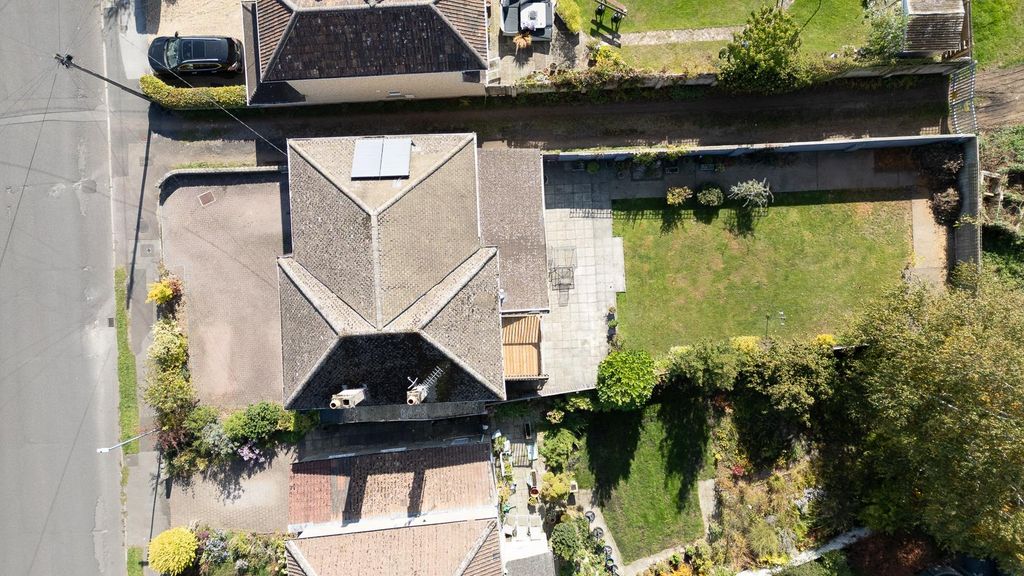 Property photo 3 of 31 22 Hardenhuish Avenue-4.Jpg