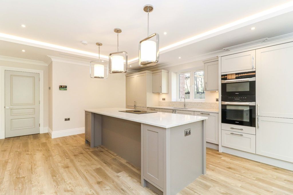 Property photo 3 of 10 Kitchen
