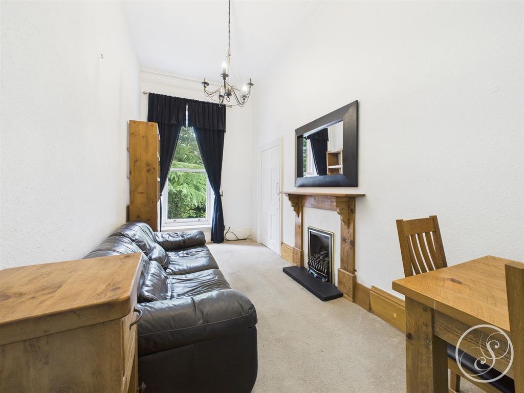 Property photo 3 of 13 Lounge