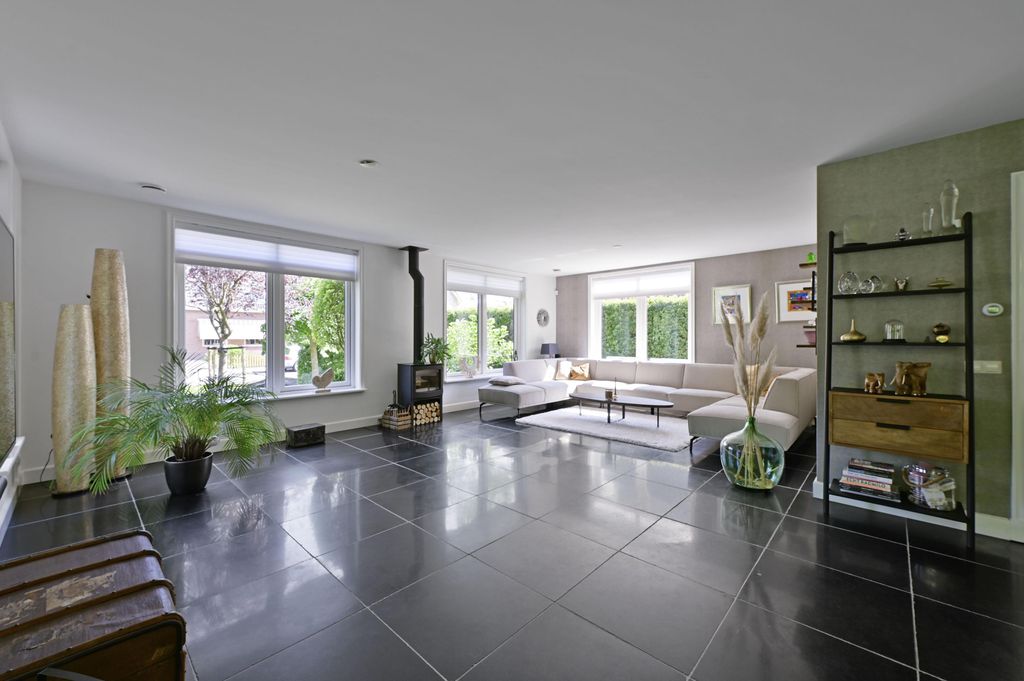 Property photo 2 of 32