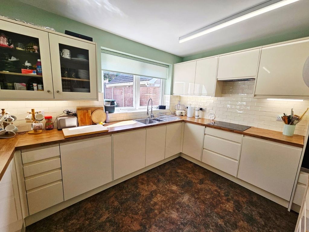 Property photo 2 of 25 Kitchen