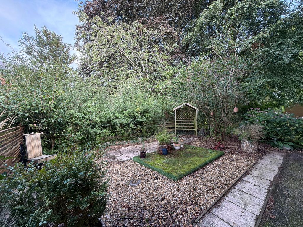 Property photo 2 of 8 Garden