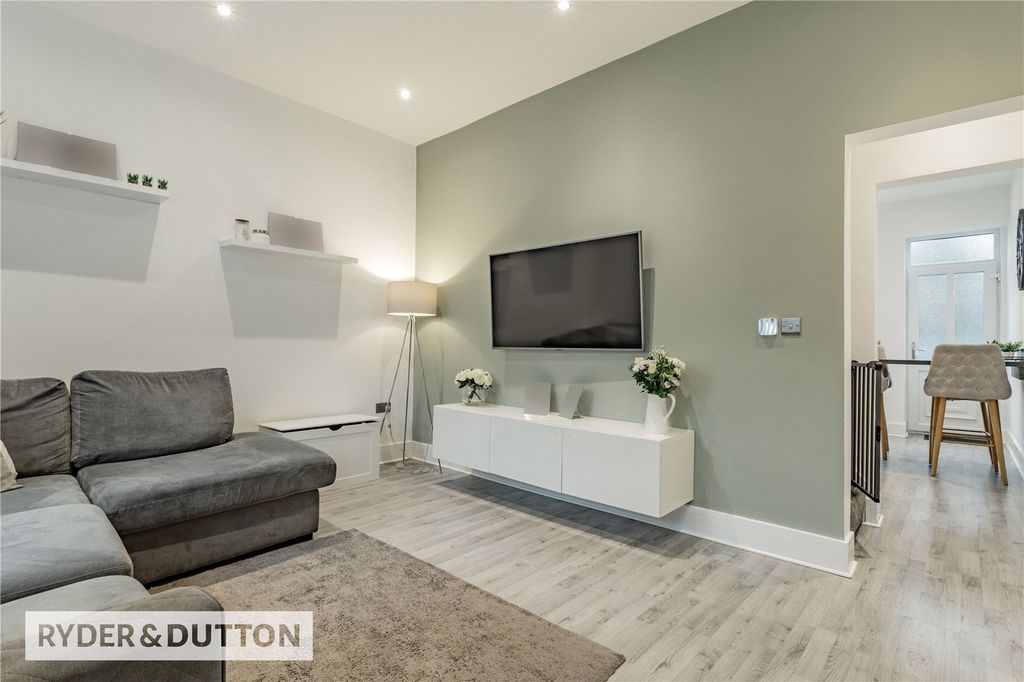 Property photo 3 of 15 Lounge