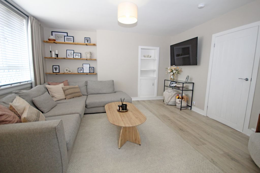 Property photo 3 of 28