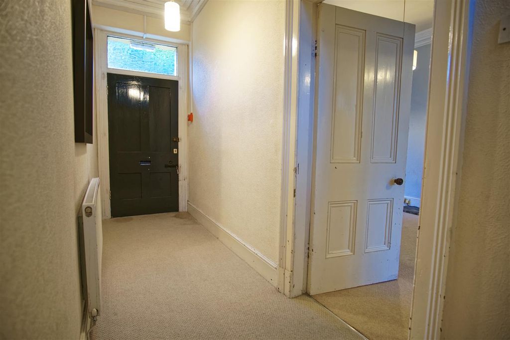 Property photo 3 of 11 Hallway