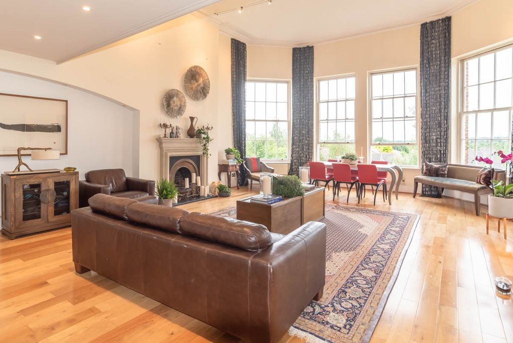 Property photo 1 of 43