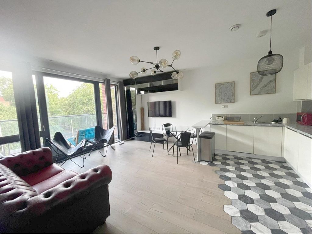 Property photo 1 of 7 Spacious 1 Bedroom Apartment With Balcony And Parking, Stewart's Lodge, Sw8
