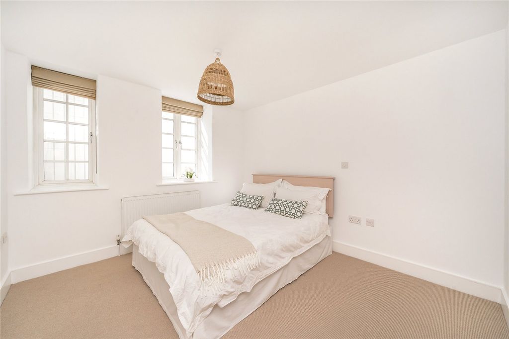Property photo 3 of 10 Bedroom