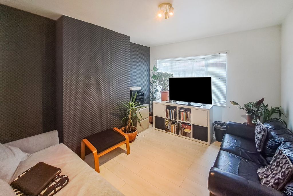 Property photo 2 of 5 21 Beechwood Avenue, Greenford, Ub6 9Ub