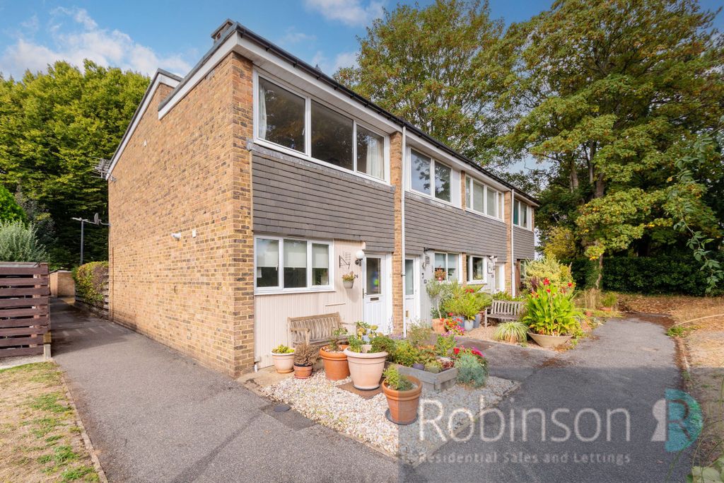 Property photo 1 of 11 26 Lynton Green-2