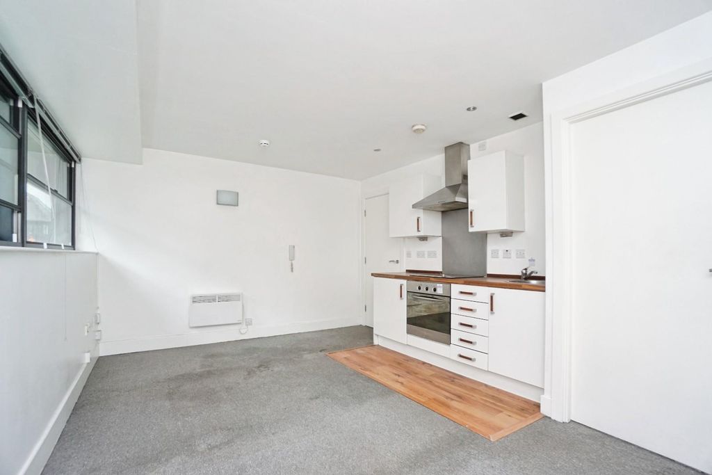 Property photo 1 of 10 Living Space