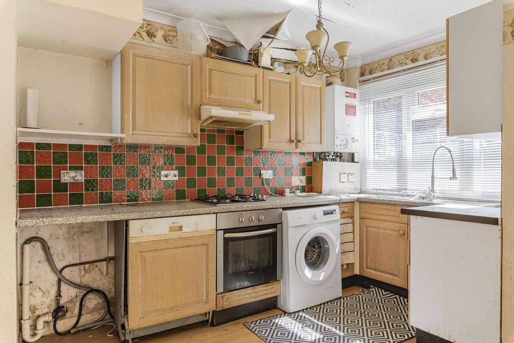 Property photo 3 of 11 Kitchen