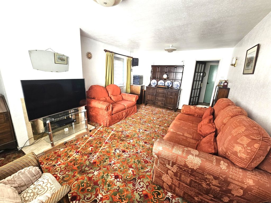 Property photo 3 of 15 Lounge