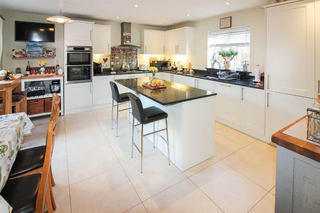 Property photo 3 of 17 Kitchen / Diner