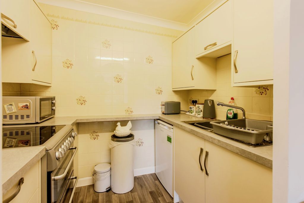 Property photo 3 of 10 Kitchen