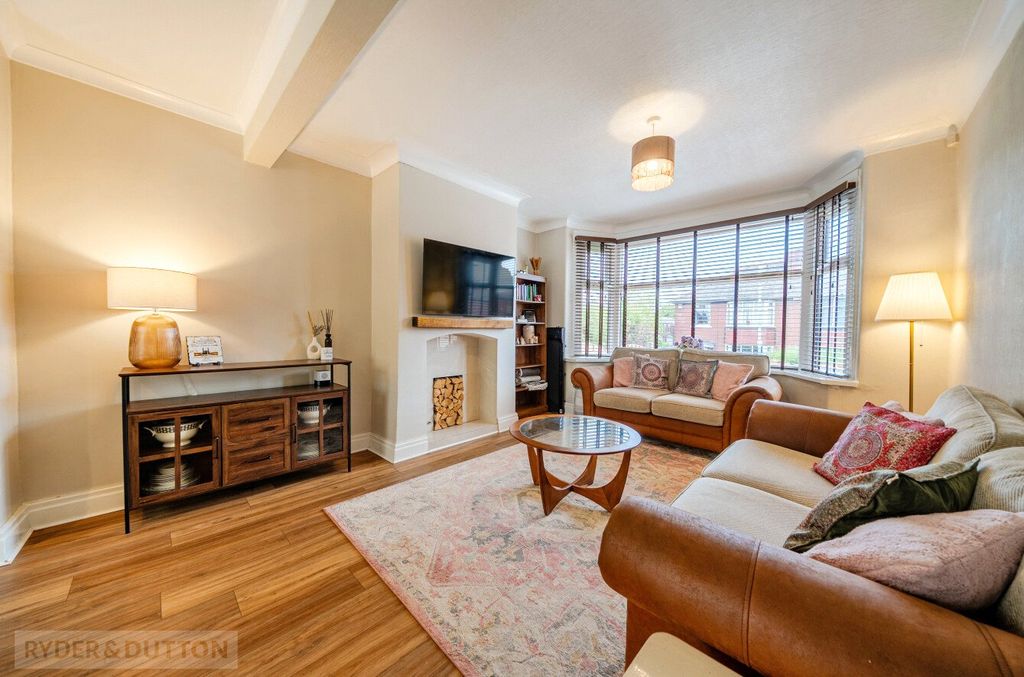 Property photo 3 of 20 Lounge