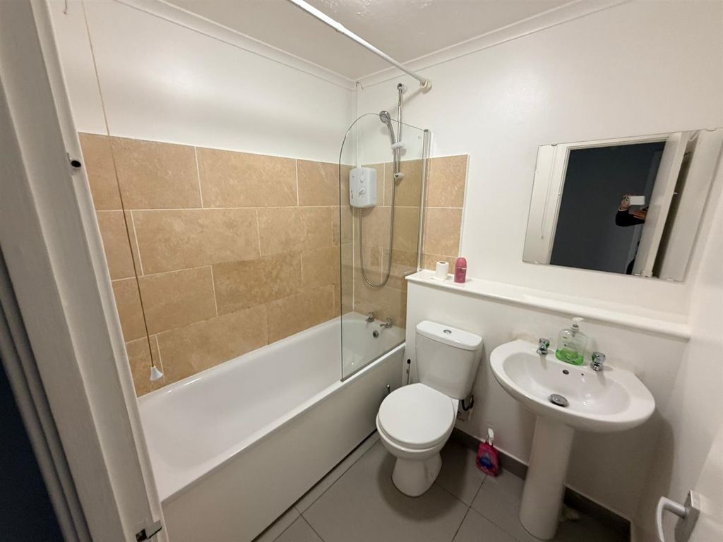 Property photo 3 of 7 Harrow Rd Wembley lV.Jpg