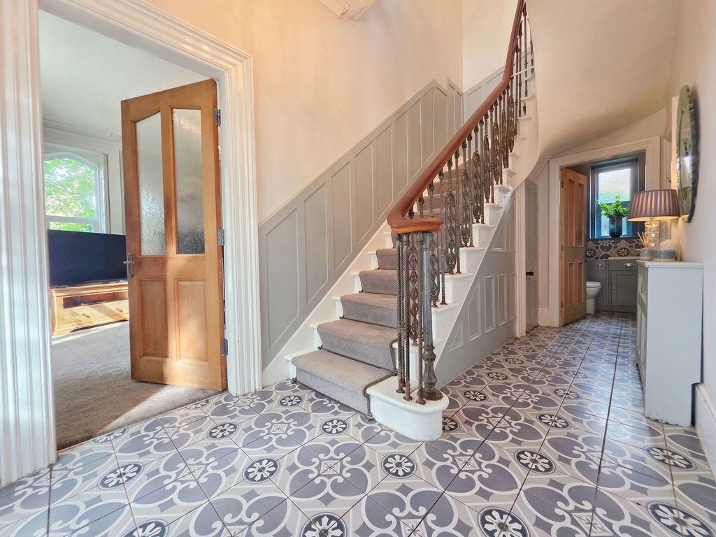 Property photo 3 of 44