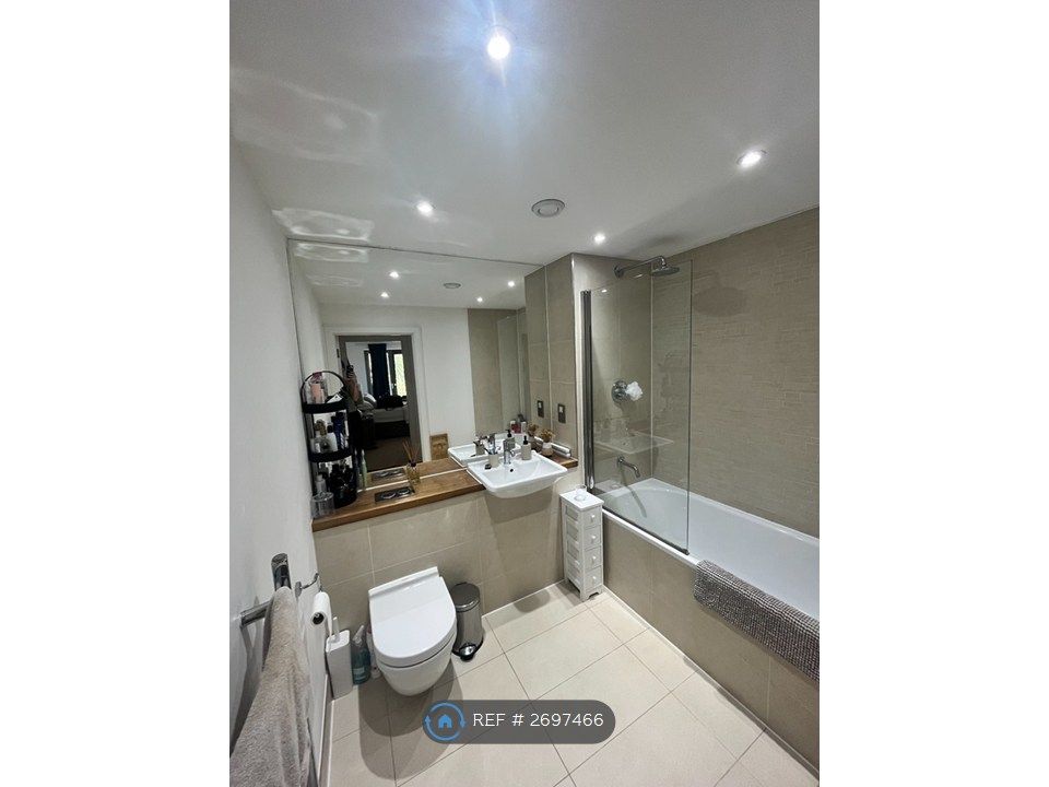 Property photo 3 of 9 Bathroom