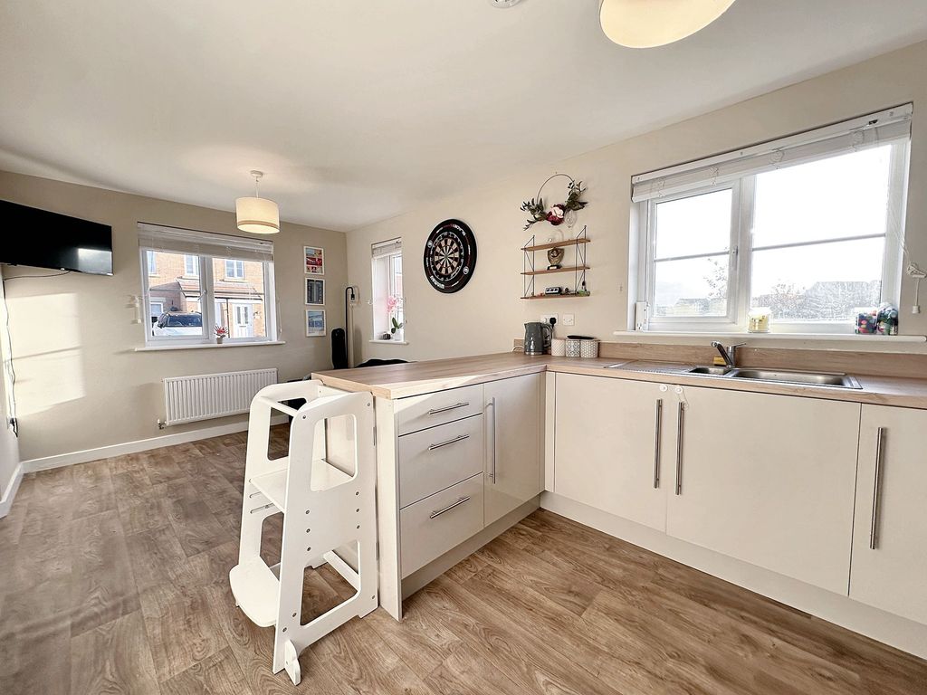 Property photo 2 of 19 Dining Kitchen