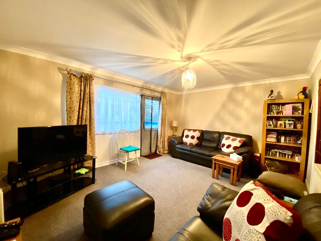 Property photo 2 of 17 Lounge