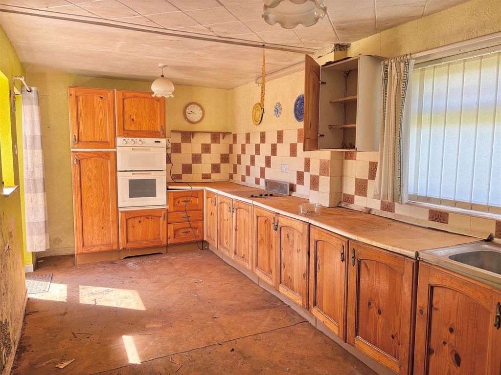 Property photo 3 of 7 Kitchen.Jpg