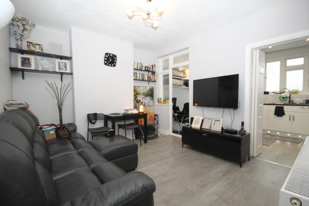 Property photo 3 of 8 Gallery