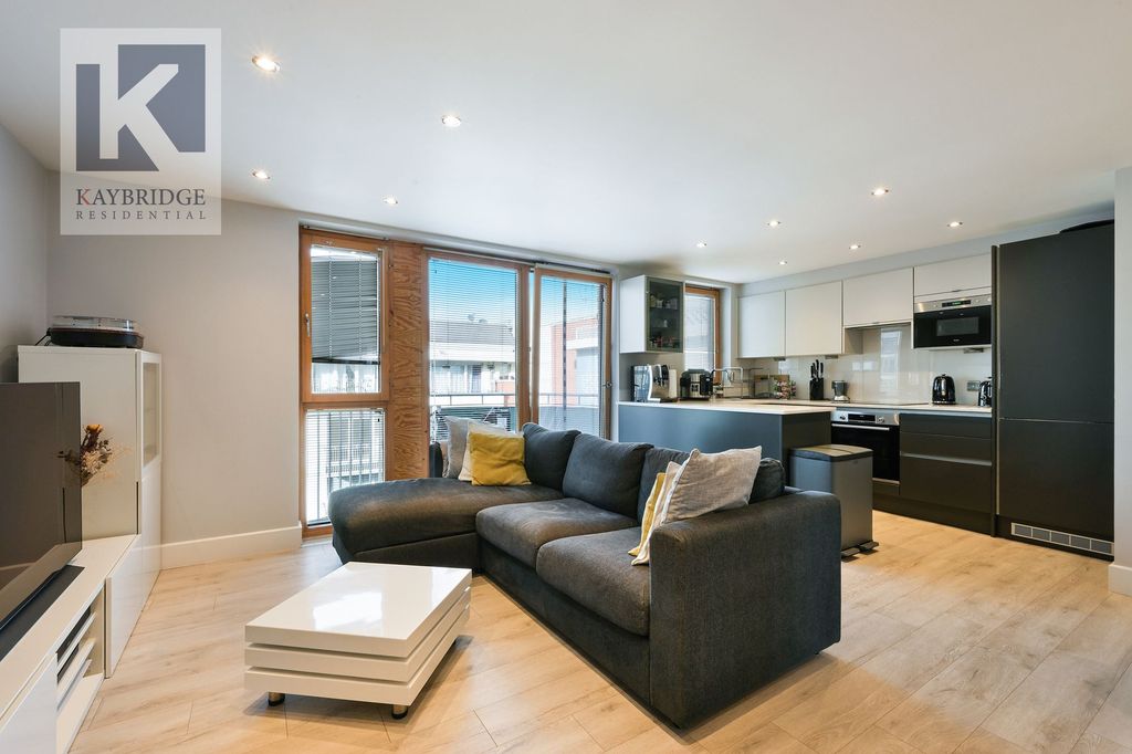 Property photo 2 of 9 The Oaks Square, Epsom - Kt19 8Ar