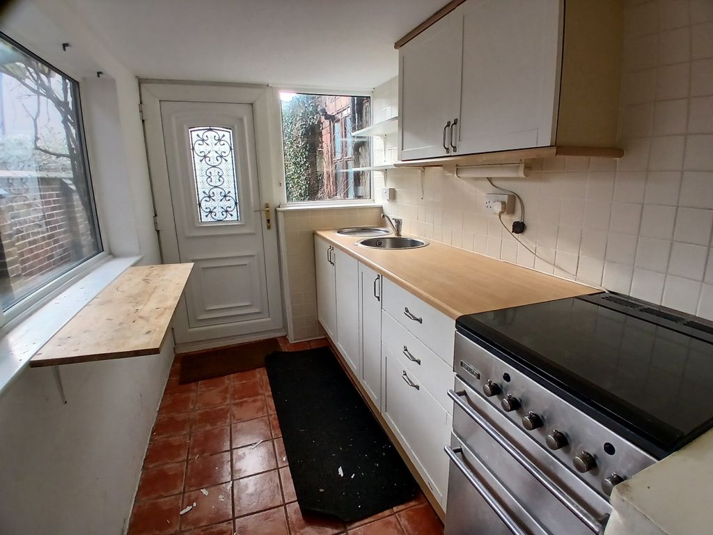 Property photo 3 of 9 Kitchen
