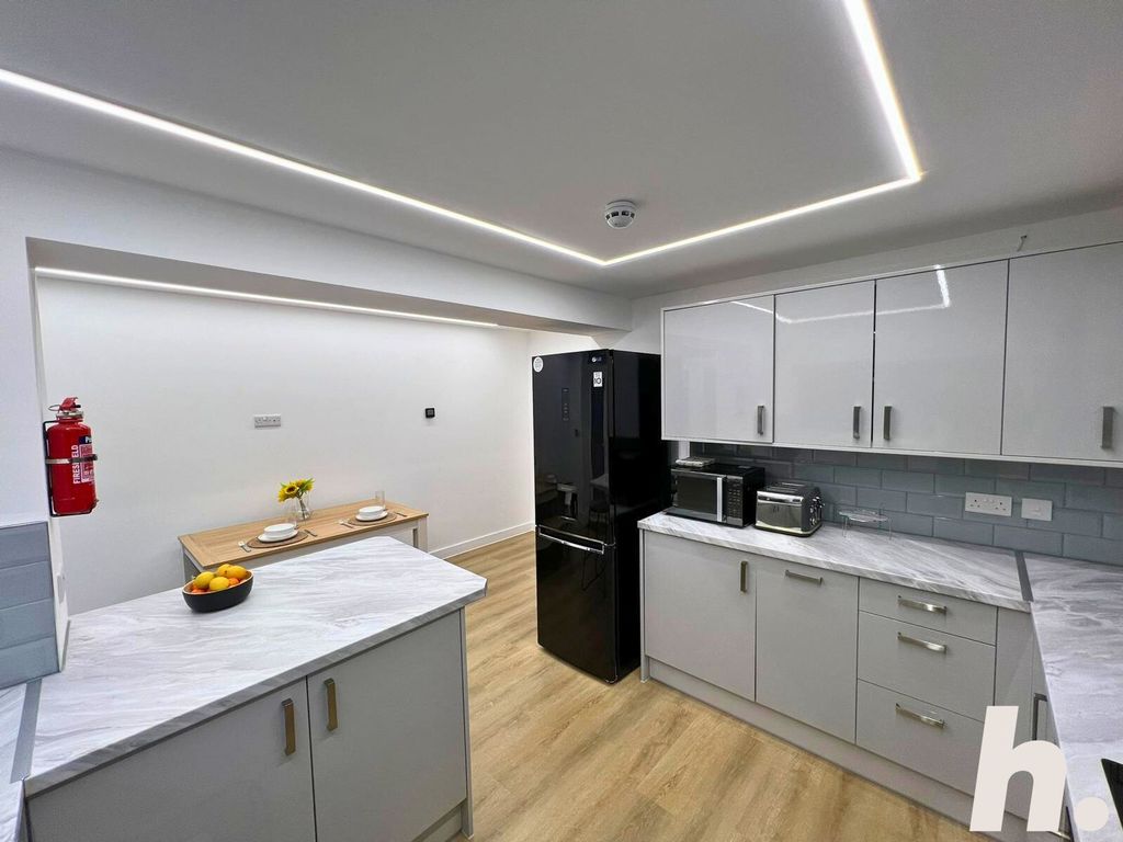 Property photo 2 of 14 Kitchen