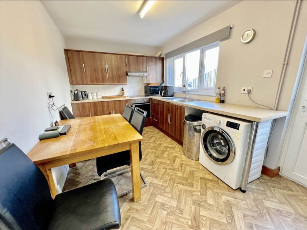 Property photo 3 of 12 Kitchen