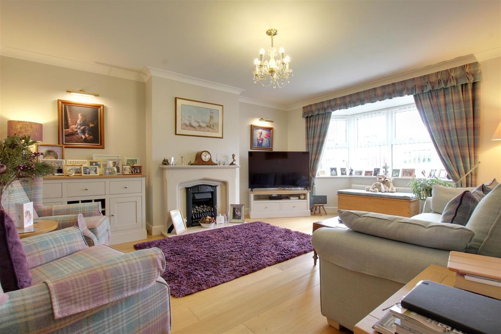 Property photo 3 of 24 Lounge