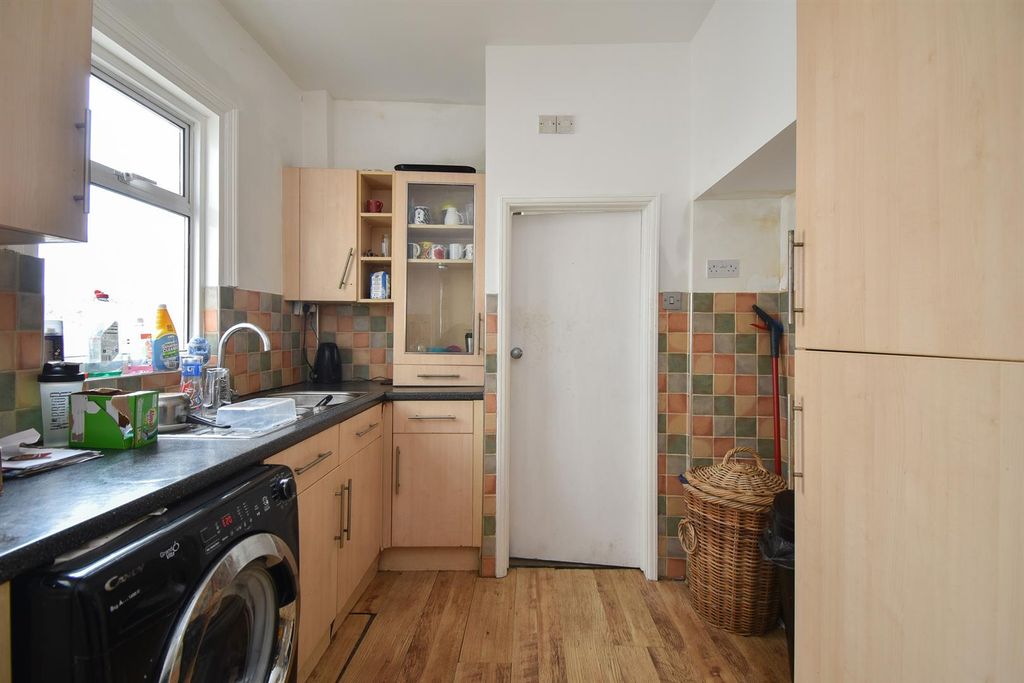 Property photo 3 of 17 Kitchen