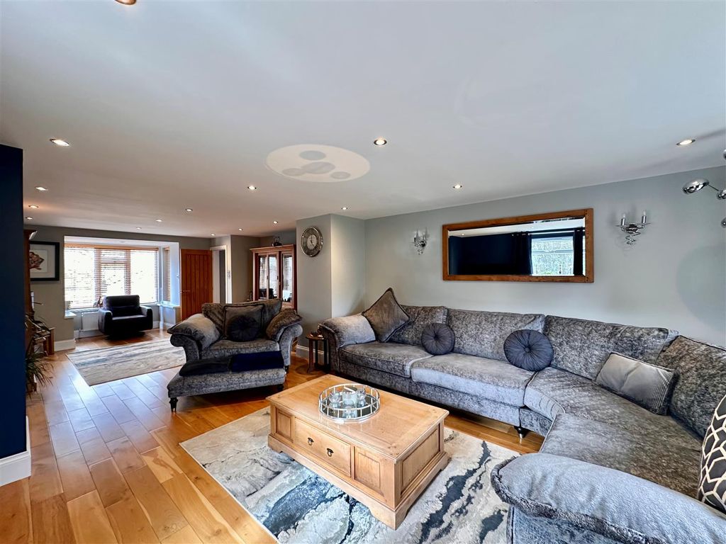Property photo 2 of 37 Lounge