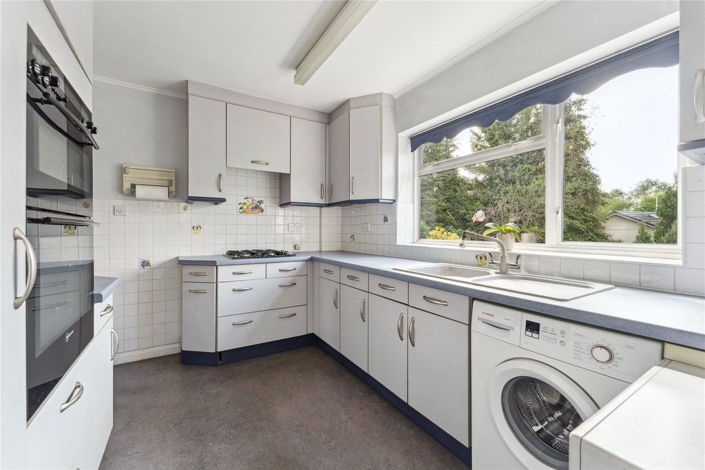 Property photo 3 of 9 Kitchen